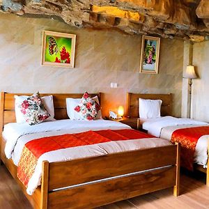 Seruni Hotel Hobbit House
